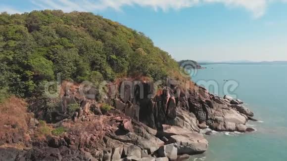 蝴蝶海滩附近的洛基山印度果阿无人机录像视频的预览图