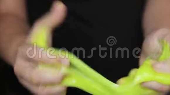孩子玩手工玩具叫Slime绿色有选择性地关注Slime青少年玩得开心是创造性的自制黏液视频的预览图