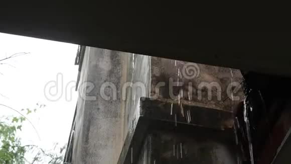 家墙和屋顶下的大雨视频的预览图