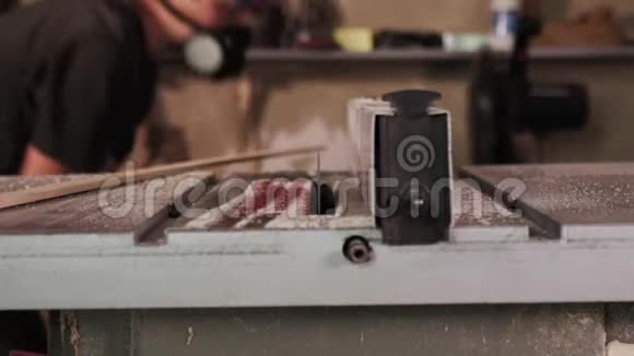 这位工匠正在生产电锯机锯一块大木板视频的预览图