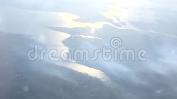 阳光灿烂的空中湖泊景观和对线蒸汽的剪辑视频的预览图