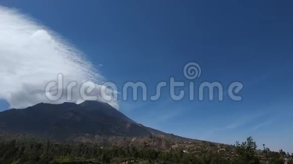 卷云和梅拉皮火山山的时间推移视频的预览图