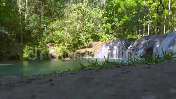 菲律宾锡基耶岛坎布加海瀑布的水流视频的预览图