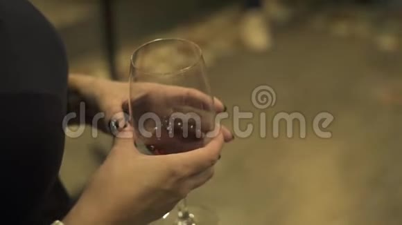 女双手捧红酒杯在餐厅把带着红酒杯和黑色衣服的女人关在里面视频的预览图