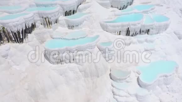 土耳其帕穆卡莱的天然石灰华位于白色石灰石梯田上的温泉空中镜头视频的预览图