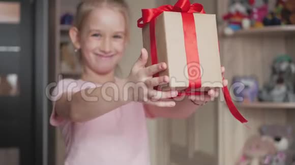 节日礼物圣诞节童年和人们的概念微笑的小女孩带着礼品盒在他的房间在家里视频的预览图