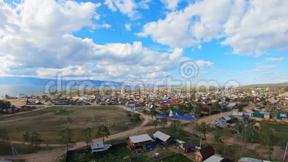 鸟瞰贝加尔湖奥尔洪岛Khuzhir村视频的预览图