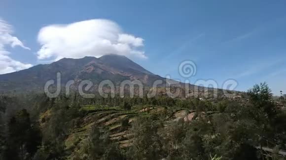 卷云和梅拉皮火山山的时间推移视频的预览图