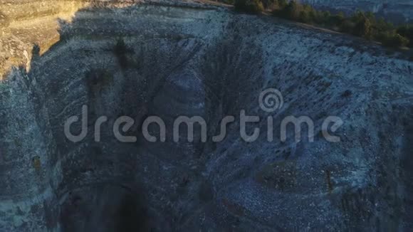 灰山崖的特写顶上长满了针叶树映衬着蓝天录像高山之夏视频的预览图