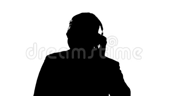 剪影黑人商人戴着耳机随着音乐跳舞视频的预览图