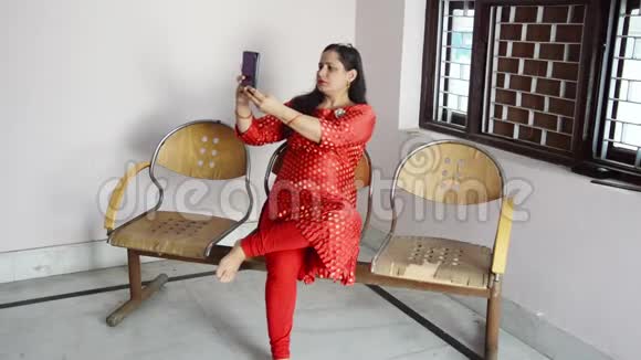 印度年轻女性使用智能手机视频的预览图