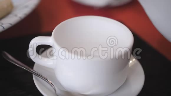 茶倒在白茶杯中近距离拍摄视频的预览图