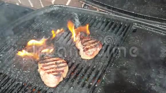 火焰烤牛排在烧烤架上烹饪视频的预览图