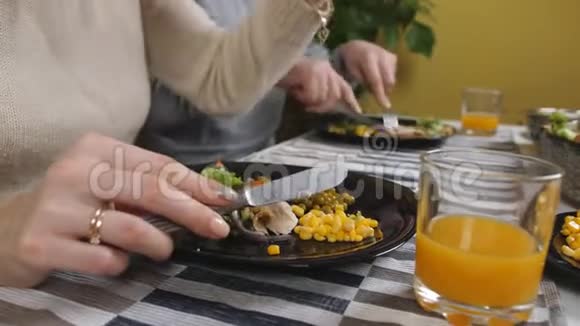 盘子的特写家庭晚餐在夫妇的厨房里视频的预览图