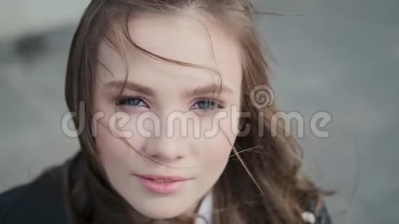 蓝眼睛女孩特写的肖像她神秘地看着相机视频的预览图