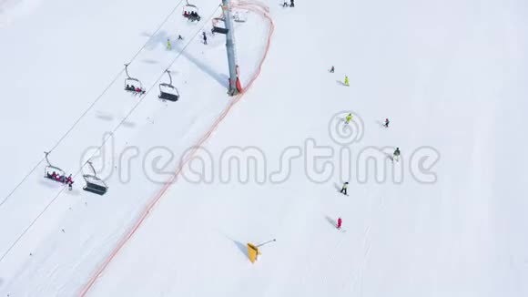 滑雪斜坡高空超垂滑雪升降机滑雪者和滑雪板下降视频的预览图