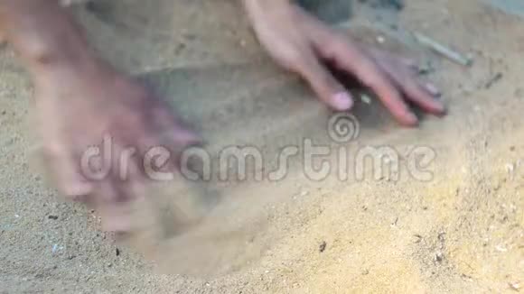 女人在沙滩上玩沙子女人手臂海滩海洋海洋爱视频的预览图