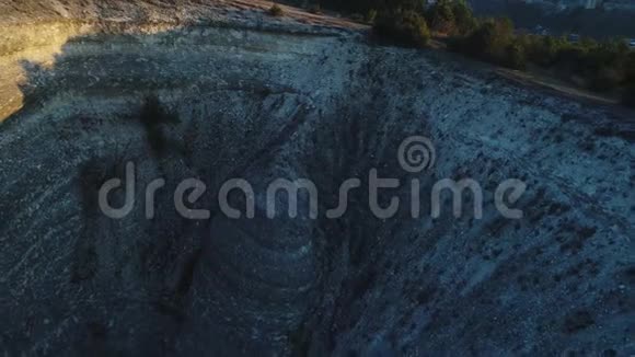 灰山崖的特写上面长满了针叶树录像高山之夏视频的预览图