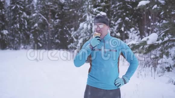 开朗健康的男人冬天有冰淇淋免疫力强视频的预览图