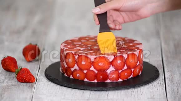 厨房里的糖果师做草莓慕斯蛋糕视频的预览图