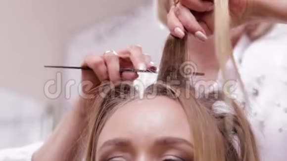 为一位美容院女访客做发型师视频的预览图