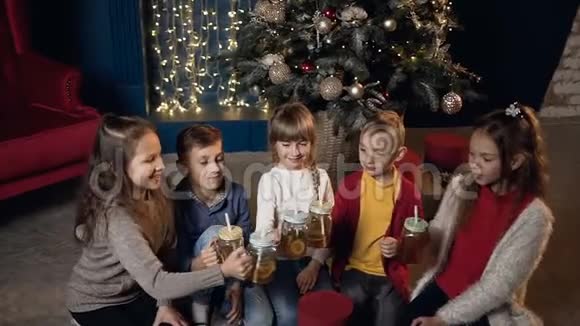 快乐时尚的孩子们在圣诞节期间喝杯茶视频的预览图