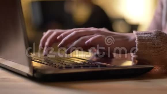 特写肖像在女性手的个人资料快速打字在笔记本电脑上的办公室背景视频的预览图