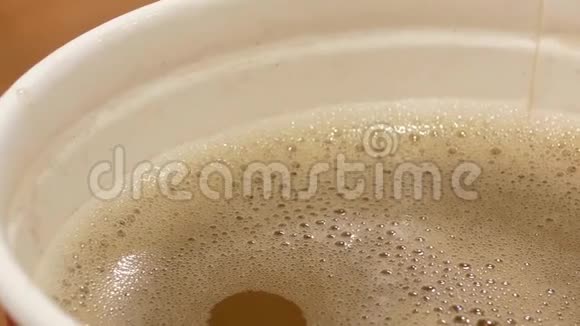 在食物场桌上放热咖啡的动议视频的预览图