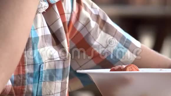 儿童饮食碗食物视频的预览图
