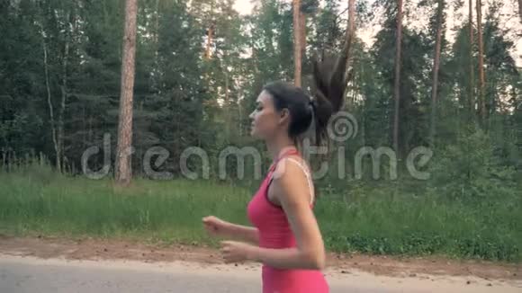 苗条迷人的女士沿着小巷跑健康的生活方式观念视频的预览图