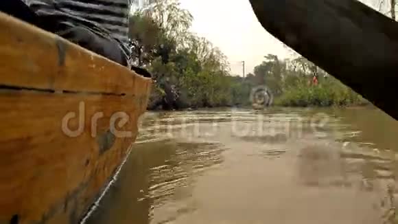 在河上划船视频的预览图
