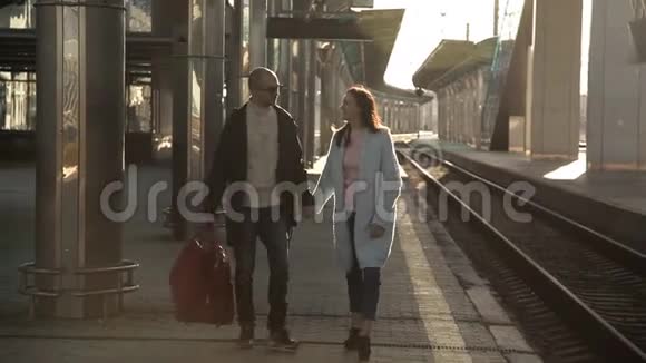 分居前在火车站亲吻拥抱的浪漫情侣视频的预览图