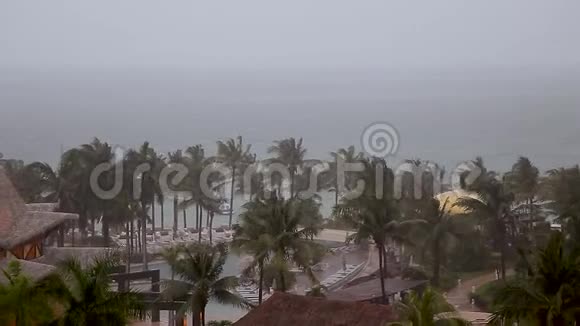 从坎昆度假胜地俯瞰海洋热带风暴在该地区下伏视频的预览图