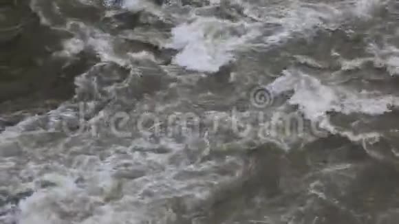 搅动的河流水面视频的预览图