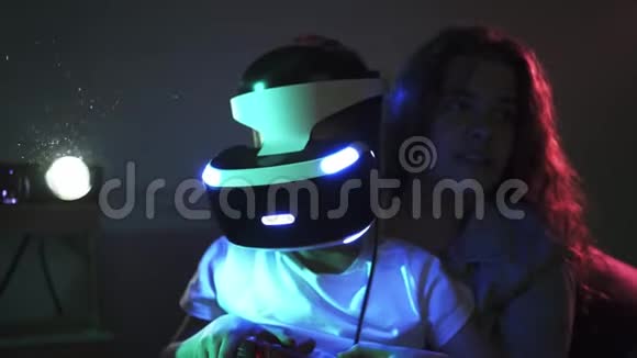 母子俩戴着虚拟现实耳机玩电子游戏视频的预览图