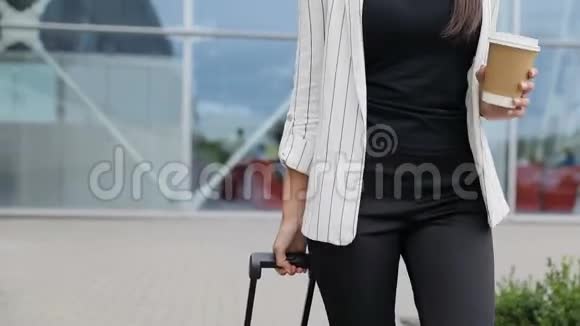 商务女性在机场附近提供咖啡和西装革履视频的预览图