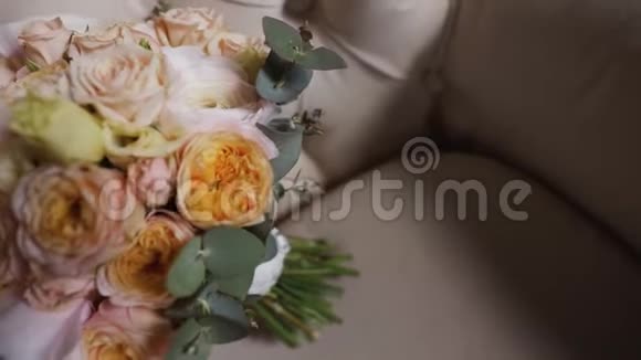 一个美丽的彩色经典婚礼花束站在椅子上移动视频的预览图