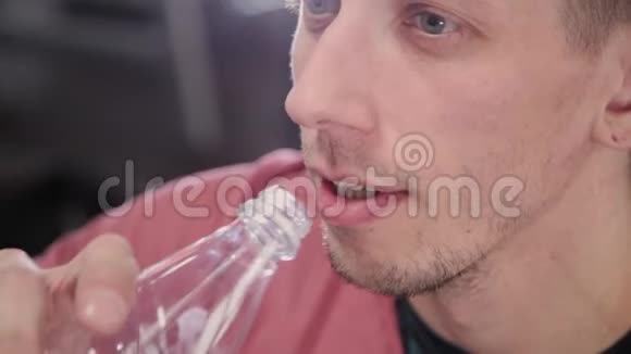 运动和有魅力的男人在健身房里喝瓶子里的水视频的预览图