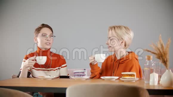 年轻女孩们喝着咖啡聊天视频的预览图