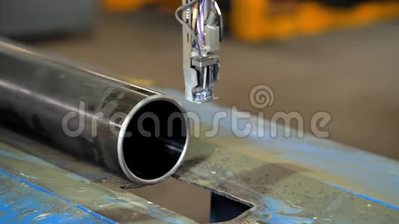 激光打标机粉末涂料雕刻工厂金属管道的制造视频的预览图