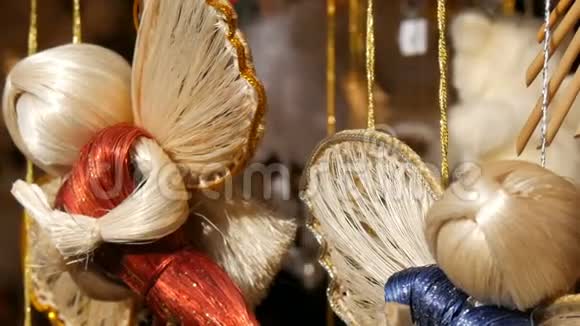新年和圣诞节的装饰一个稻草天使的身影在年的圣诞市场的柜台上随风摇摆视频的预览图
