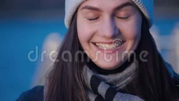 一个年轻漂亮的绿眼睛黑发女孩的女性肖像她开心地笑着看着镜头然后离开视频的预览图