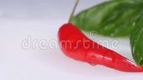 水滴滴在红辣椒上慢动作视频的预览图