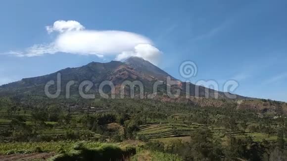 卷云和梅拉皮火山山的时间推移视频的预览图