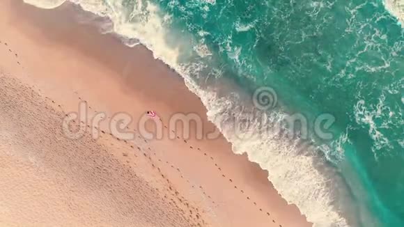 海浪的蓝色海洋洗沙滩空中俯视视频的预览图