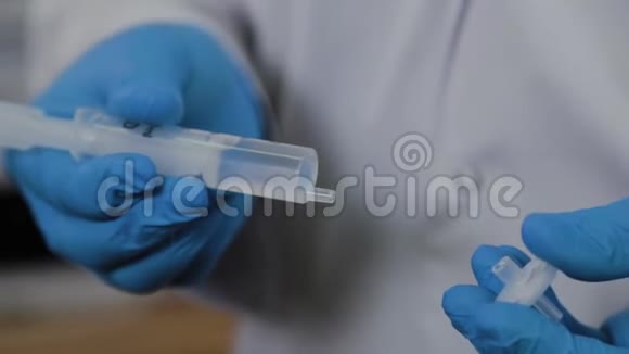 科学家用注射器进行实验视频的预览图