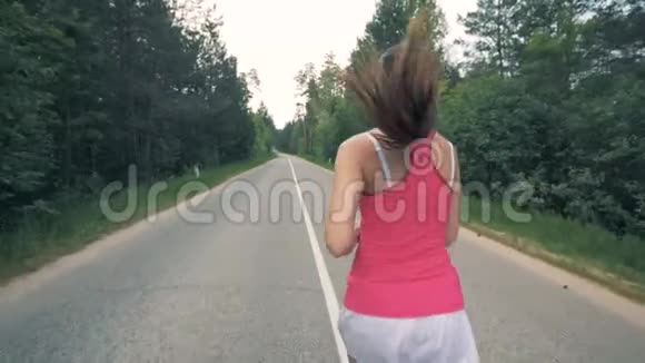 一位身材好的年轻女士的后景沿着马路慢慢慢跑视频的预览图