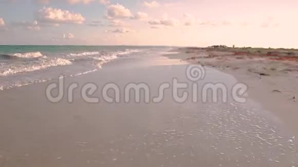 日落时分墨西哥布兰卡岛上一个热带海滩的低POV拍摄视频的预览图