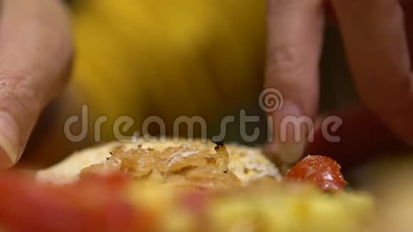 慢动作女人拿一份披萨和融化的奶酪准备吃视频的预览图