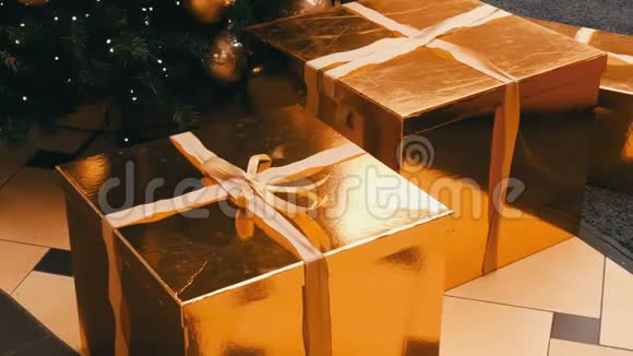 大型礼盒赠送商场圣诞树下金色圣诞节和新年礼物装饰礼品视频的预览图